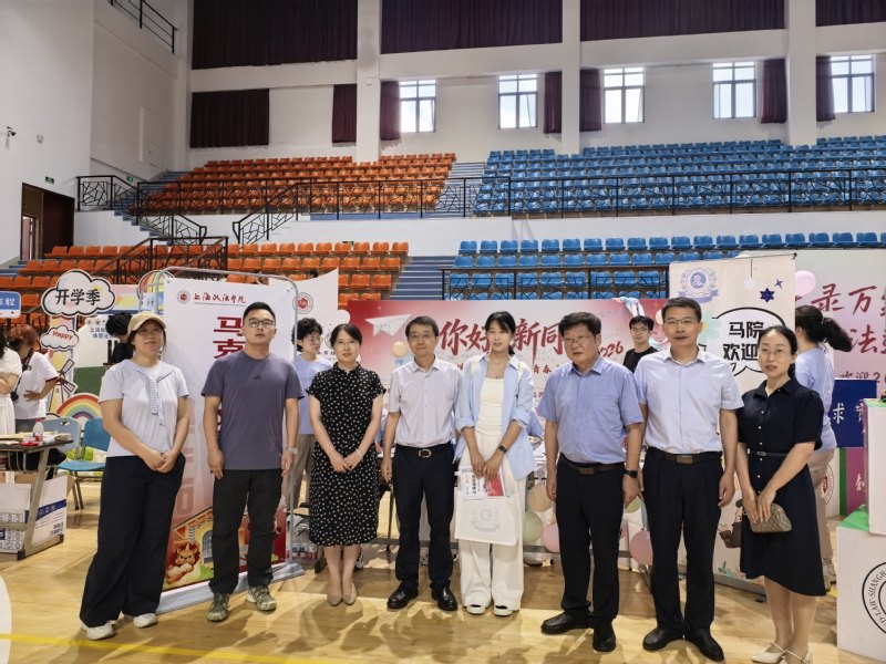 迎新工作人员与志愿者一早守候