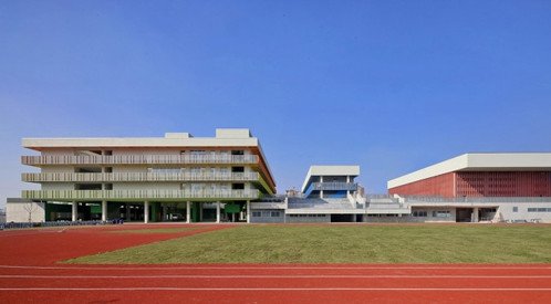 是新城一站大型居住社区内的公办初级中